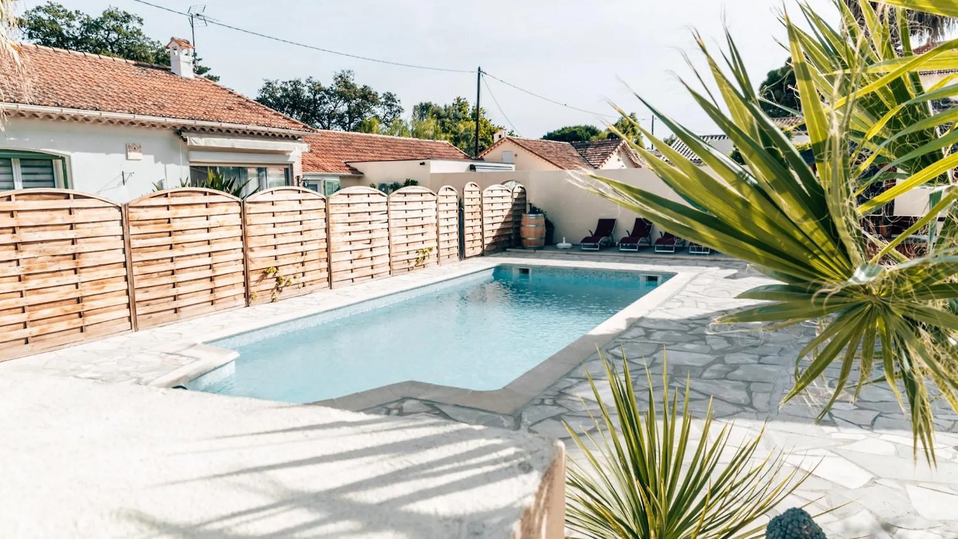 Reve D'Azur: Beachfront Villa with Shared Pool and BBQ Terrace Sainte-Maxime Holiday home