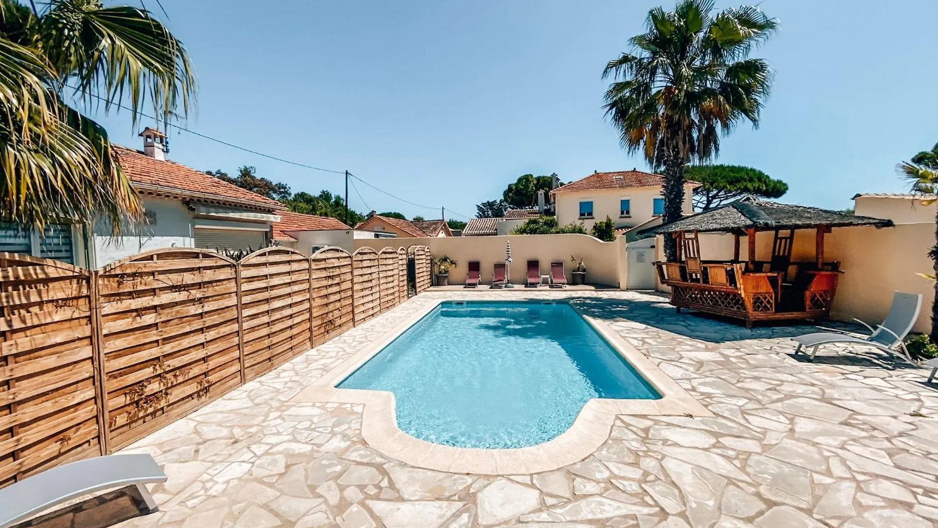Holiday home Reve D'Azur: Beachfront Villa with Shared Pool and BBQ Terrace Sainte-Maxime