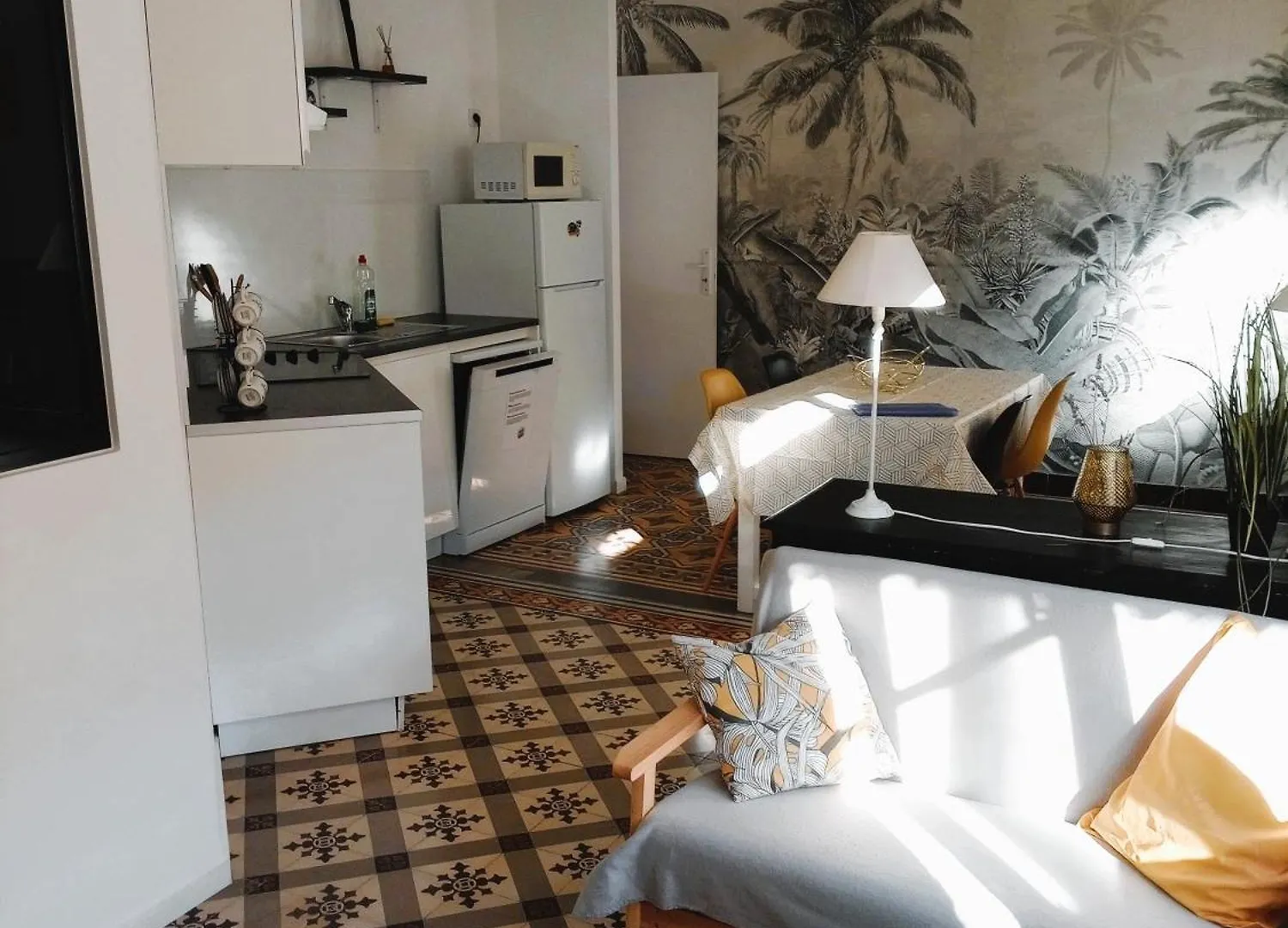 Reve D'Azur: Beachfront Villa with Shared Pool and BBQ Terrace Sainte-Maxime