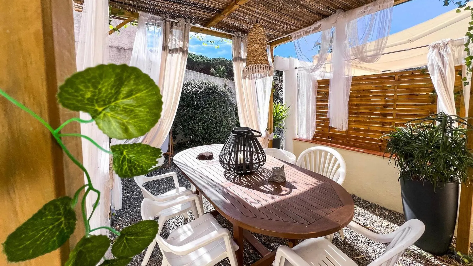 Reve D'Azur, 2 Chambres, Maison Julia En Bord De Mer A La Nartelle, Piscine Partagee, Parking & Terrasse Bbq, Wifi Et Draps Inclus Plage A Pied Sainte-Maxime 0*,  Francja