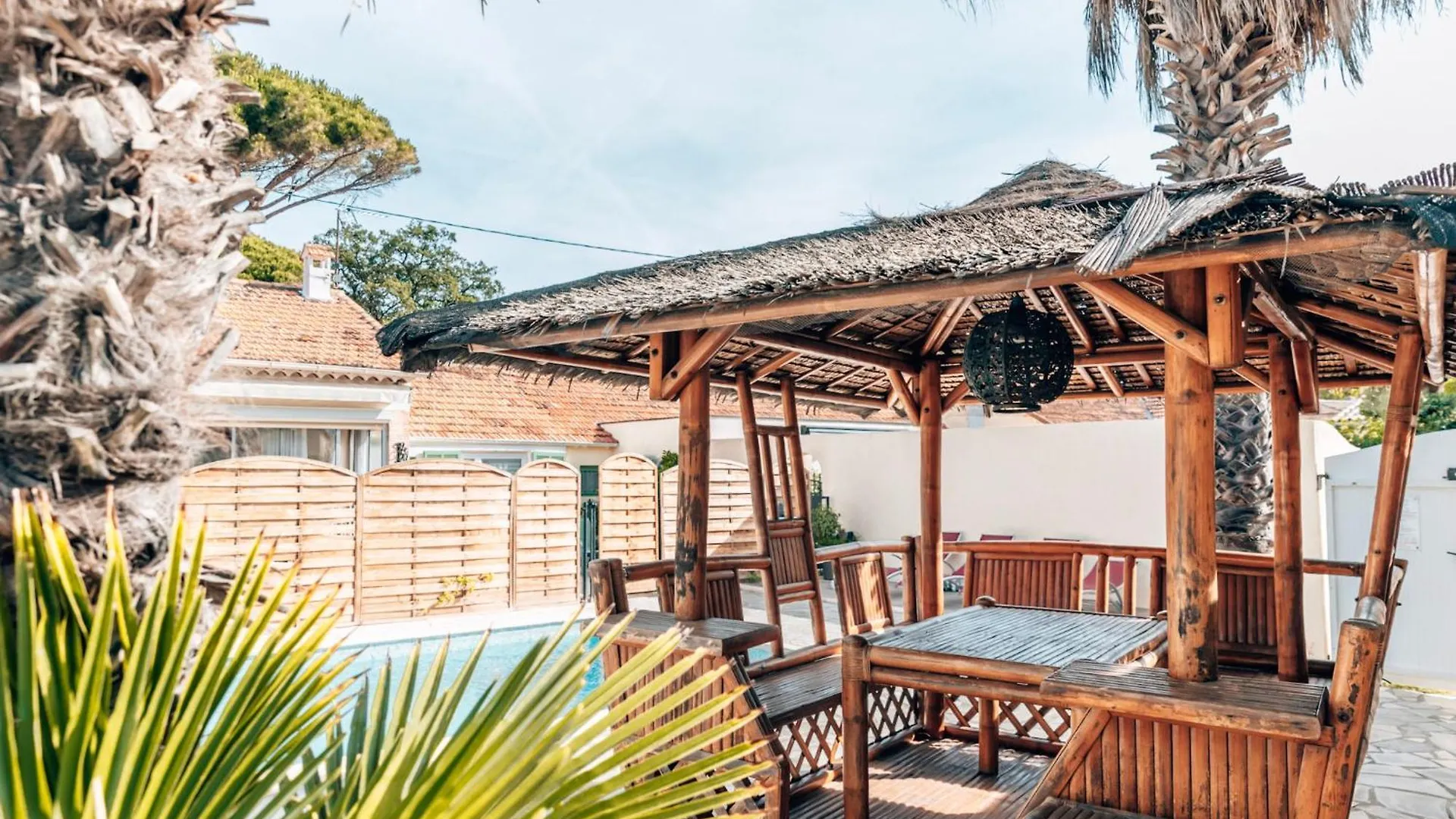 Holiday home Reve D'Azur: Beachfront Villa with Shared Pool and BBQ Terrace Sainte-Maxime
