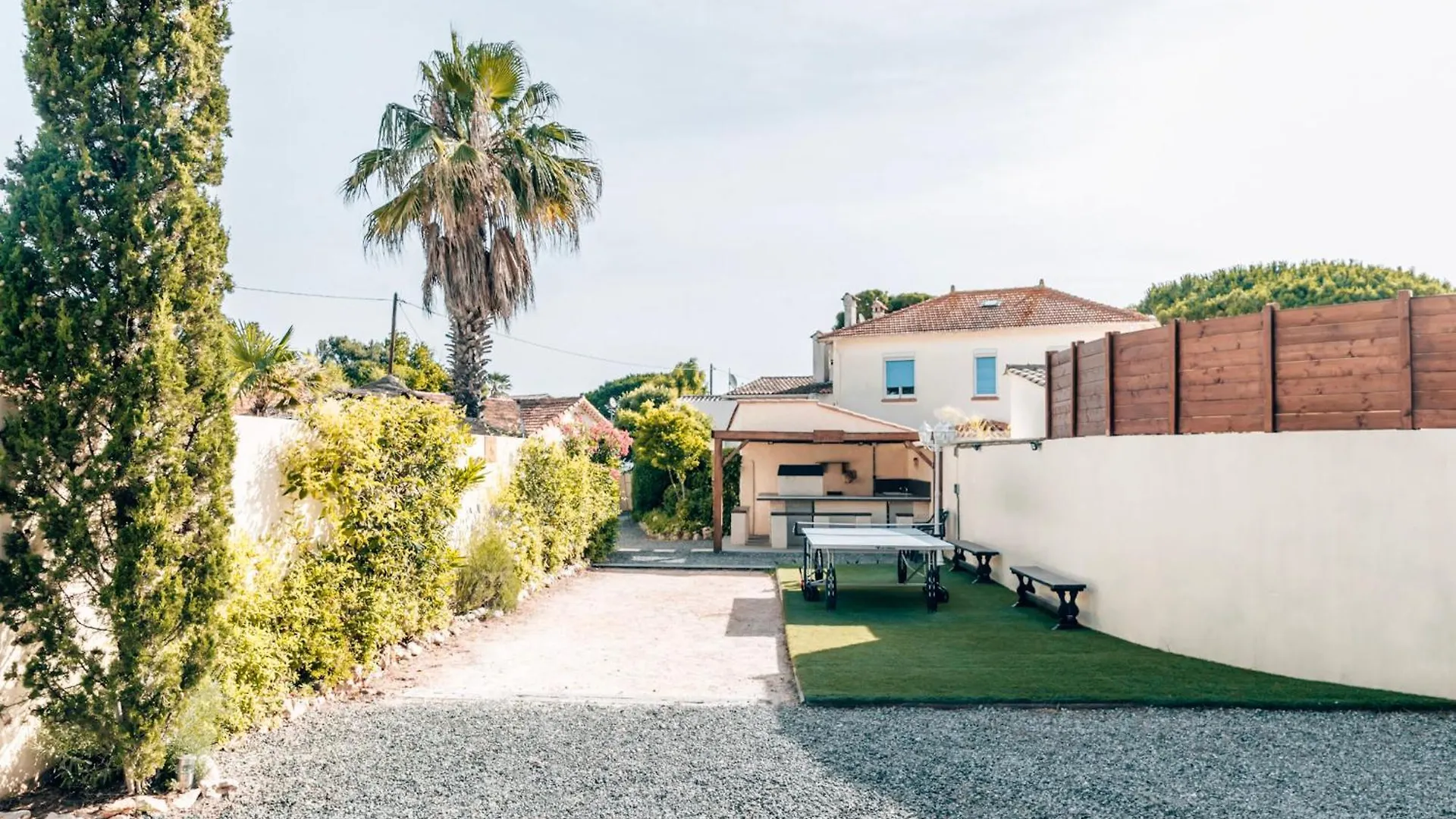Reve D'Azur: Beachfront Villa with Shared Pool and BBQ Terrace Sainte-Maxime Holiday home