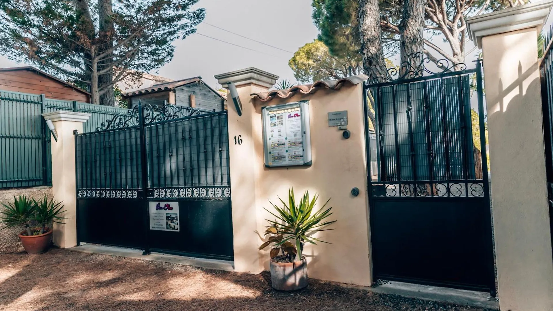 Holiday home Reve D'Azur: Beachfront Villa with Shared Pool and BBQ Terrace Sainte-Maxime France