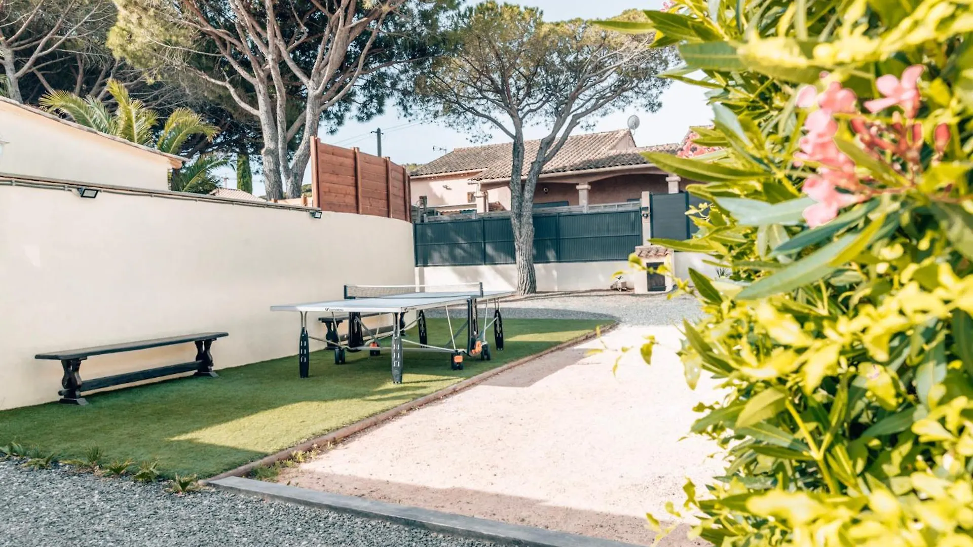 Dom wakacyjny Reve D'Azur, 2 Chambres, Maison Julia En Bord De Mer A La Nartelle, Piscine Partagee, Parking & Terrasse Bbq, Wifi Et Draps Inclus Plage A Pied Sainte-Maxime