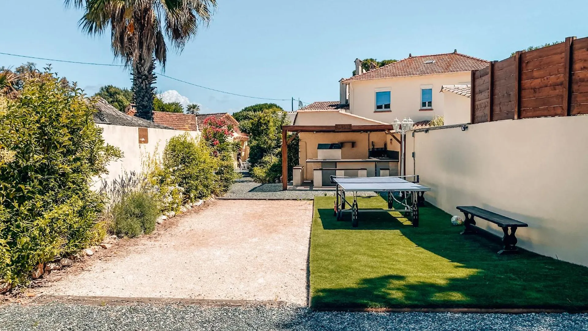 Reve D'Azur: Beachfront Villa with Shared Pool and BBQ Terrace Sainte-Maxime
