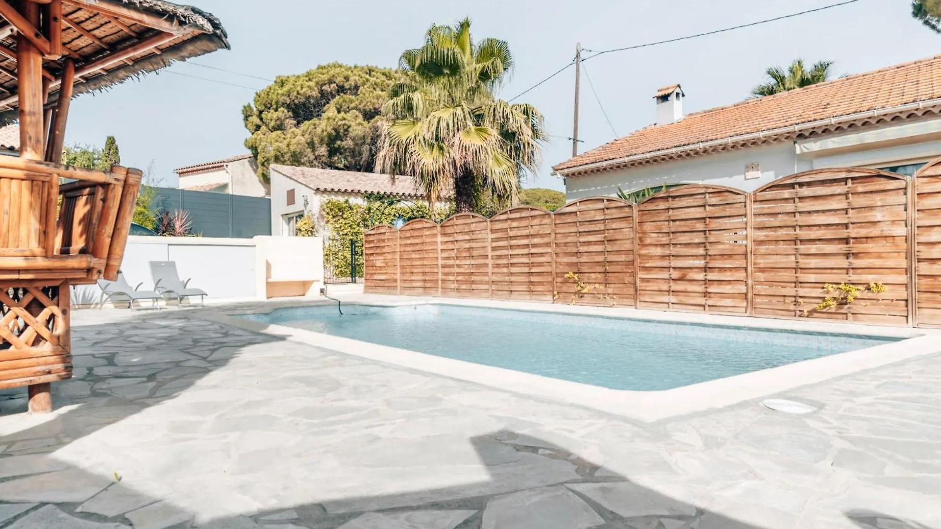 Reve D'Azur: Beachfront Villa with Shared Pool and BBQ Terrace Sainte-Maxime